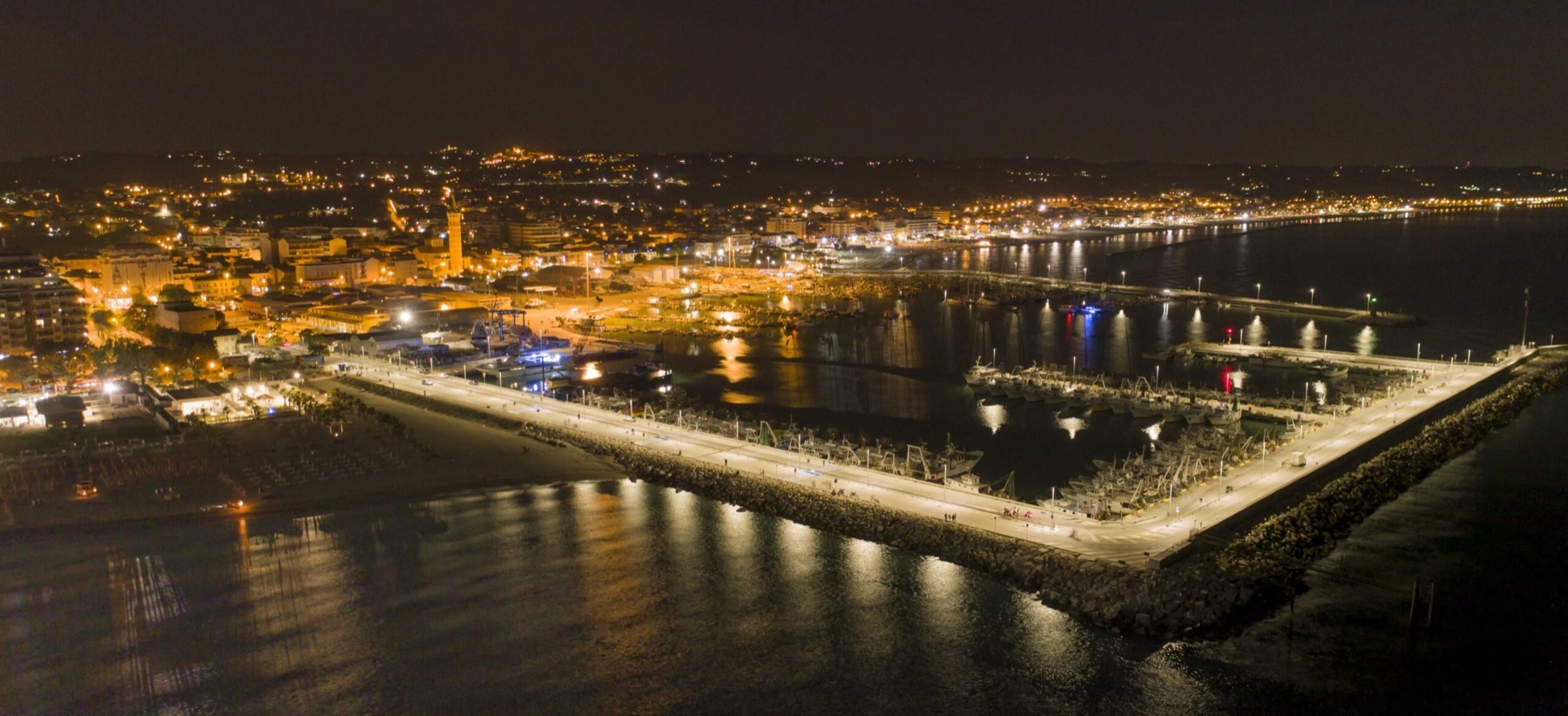 Porto di Civitanova Marche illuminato di notte