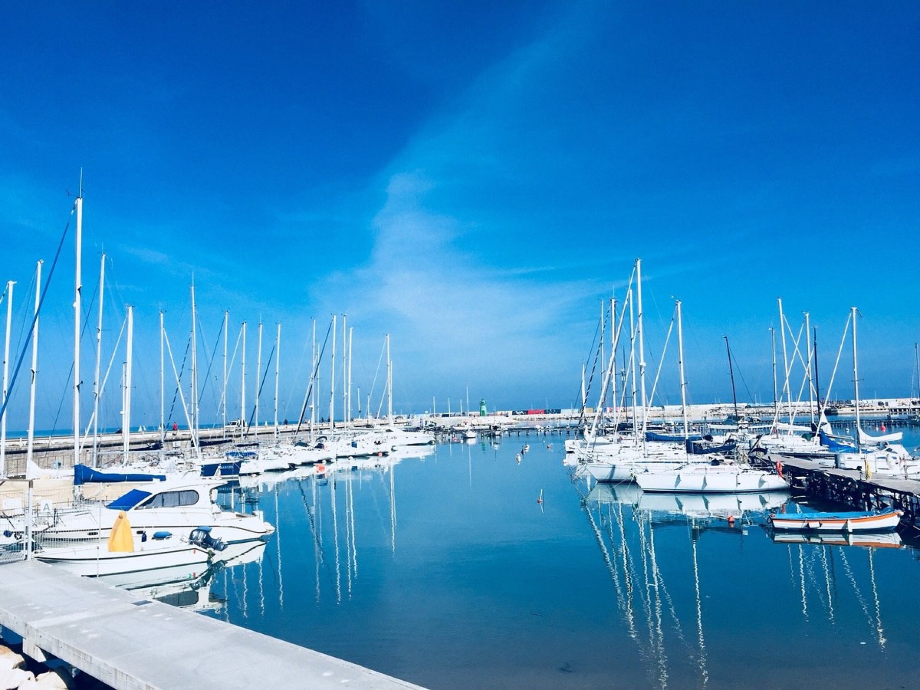 Porto turistico di Civitanova Marche con barche a vela