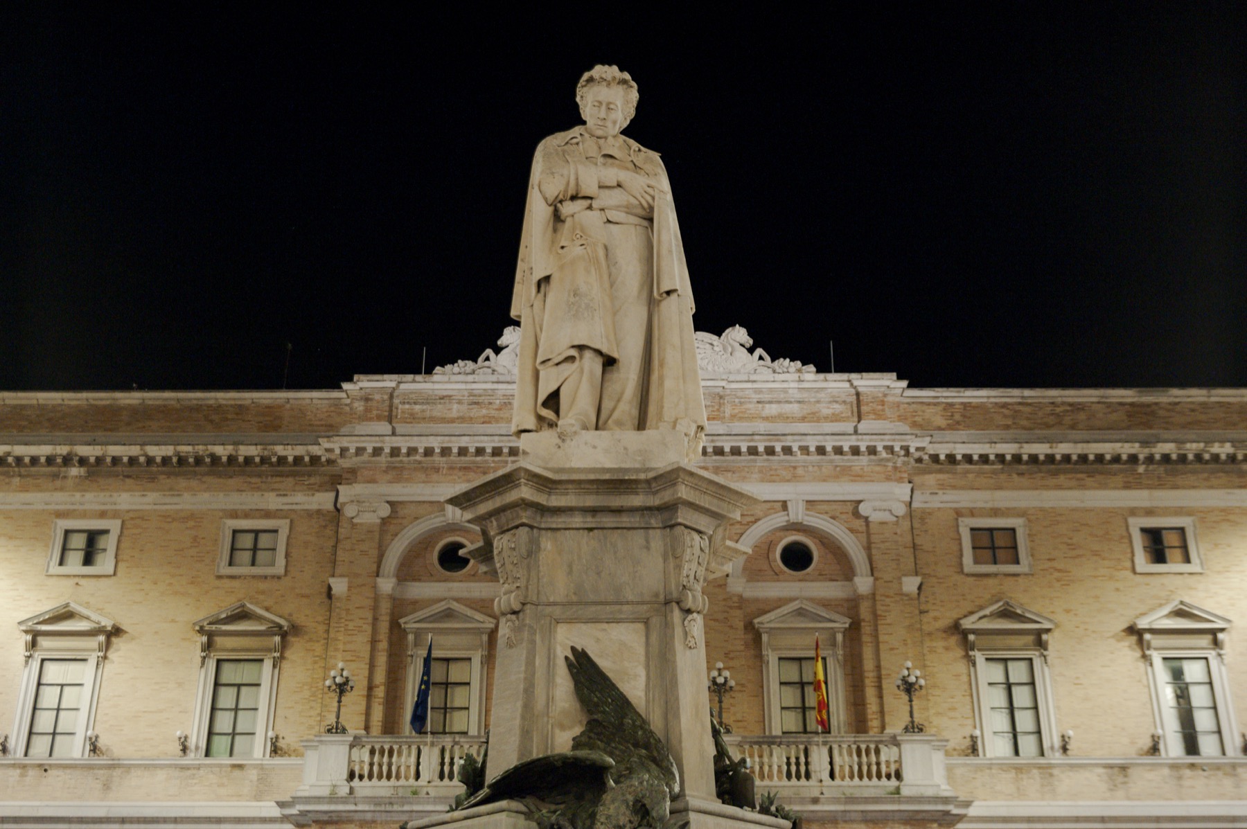 Recanati e statua di Giacomo Leopardi